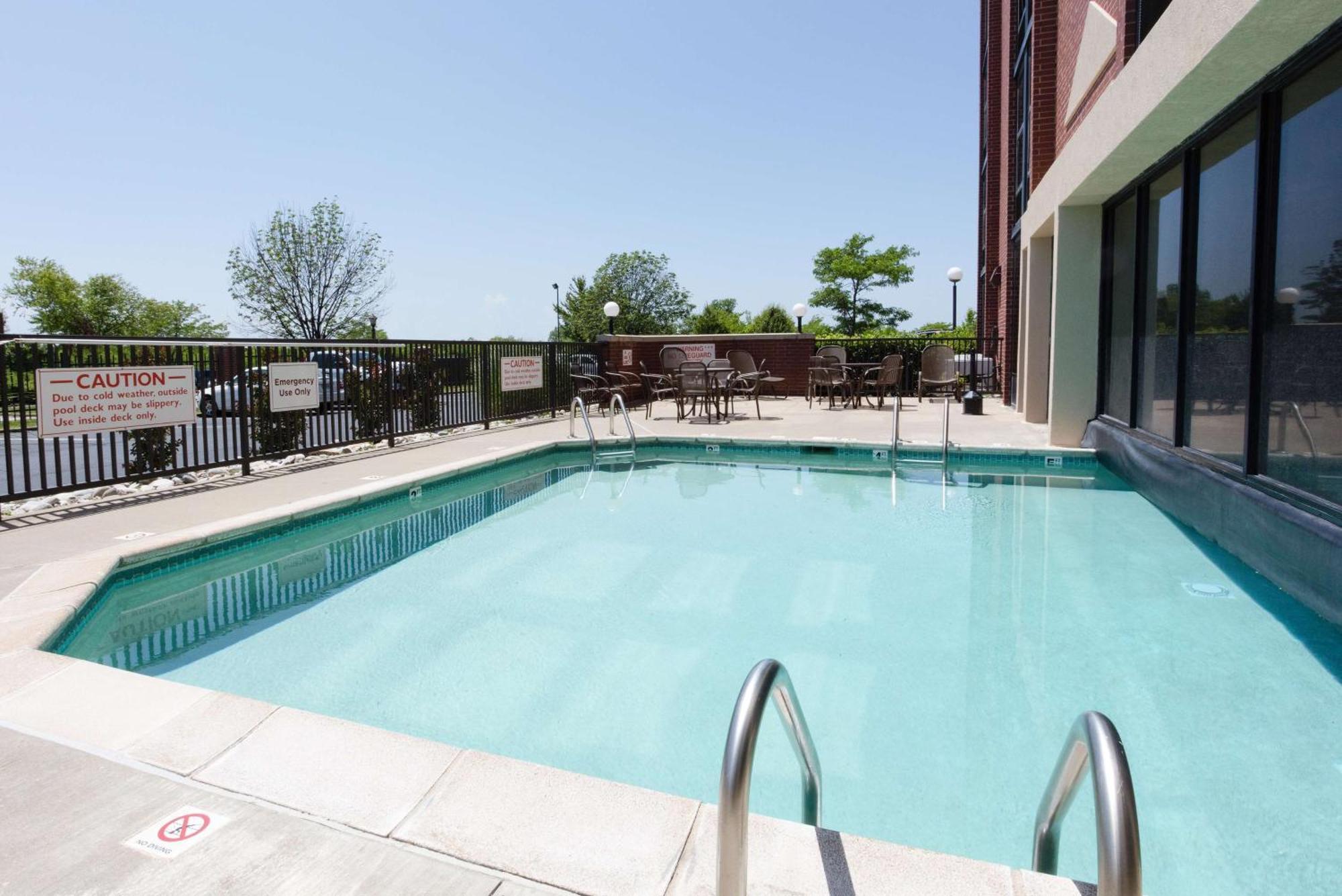 Drury Inn & Suites Kansas City Airport Exterior foto